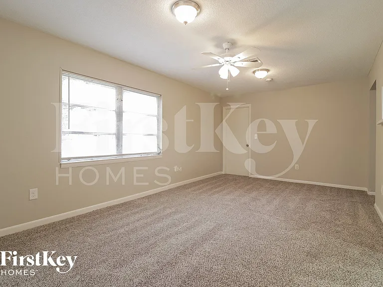 1340 Sharon Dr — Photo 3