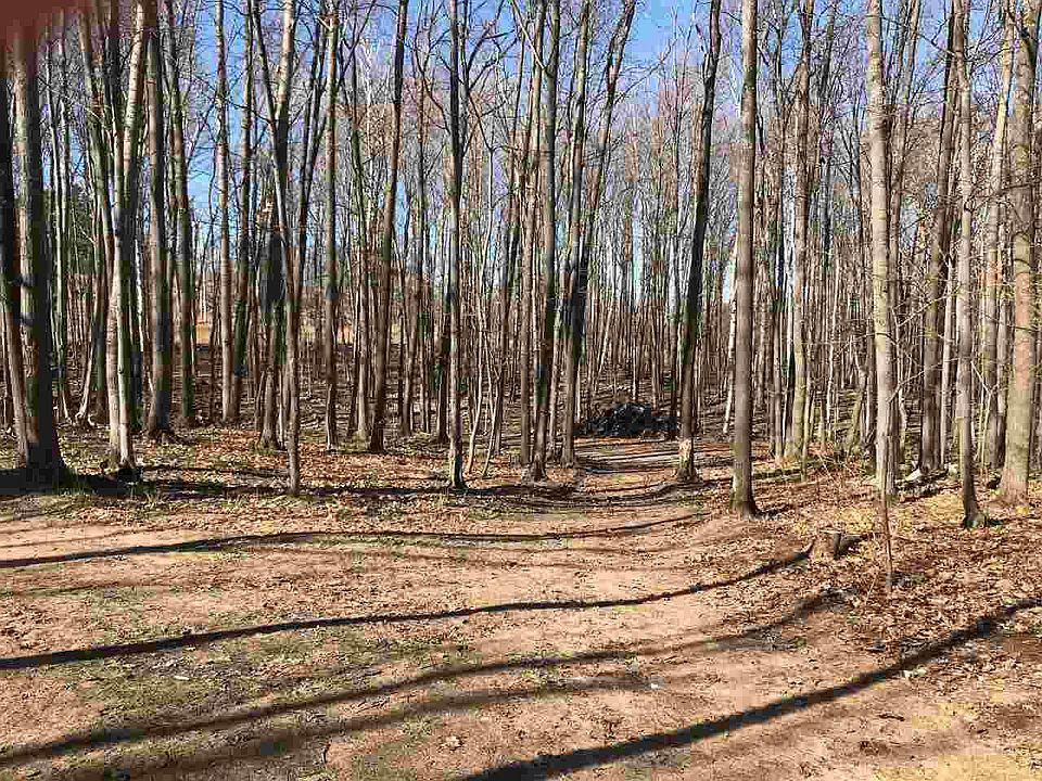 1st image of 140 Huron Woods Dr