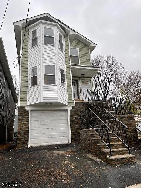 2nd image of 121 Montgomery St