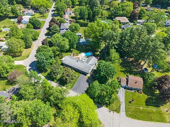 3rd image of 6 W Hite Court