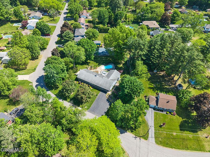 3rd image of 6 W Hite Court
