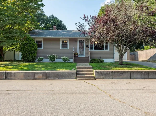 9 Kennington Ave, Coventry, RI 02816