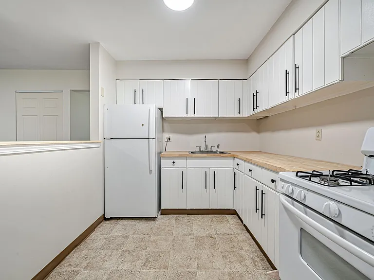 Brooklane Manor Apartments — Photo 58