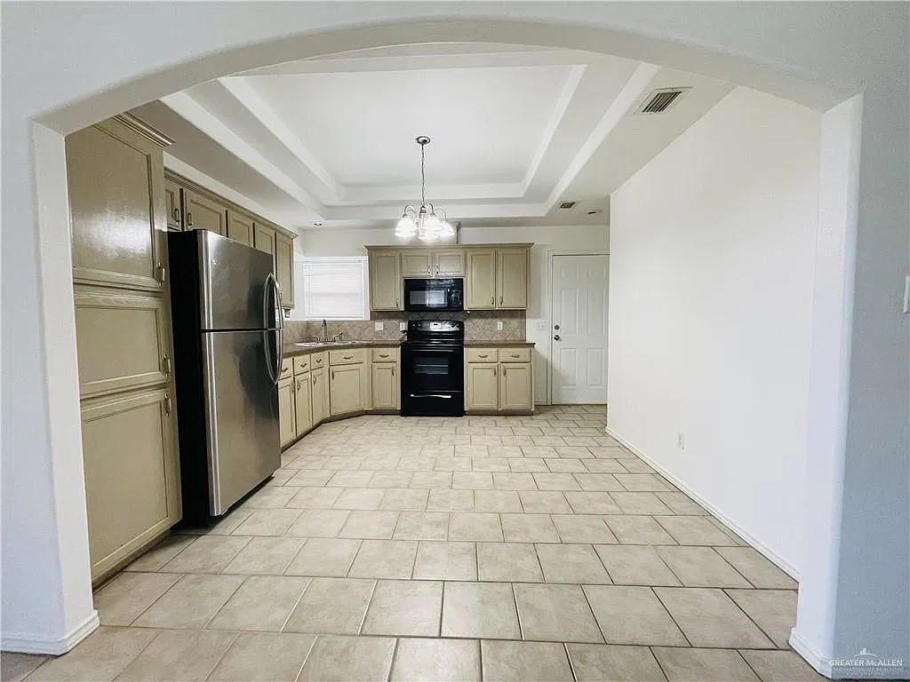 2401 Moonlight Ln — Photo 2
