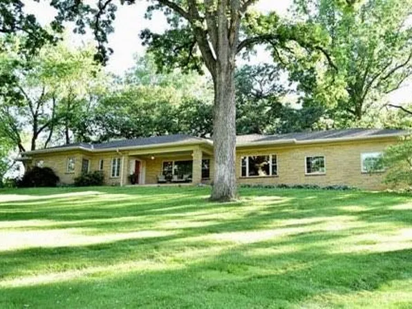 2600 Indian Trail Dr, Saint Joseph, MO 64506