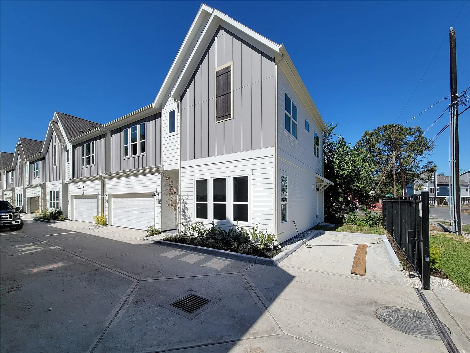 3 bed, 2.5 bath, 1961 sqft, $1,999 — Photo 2