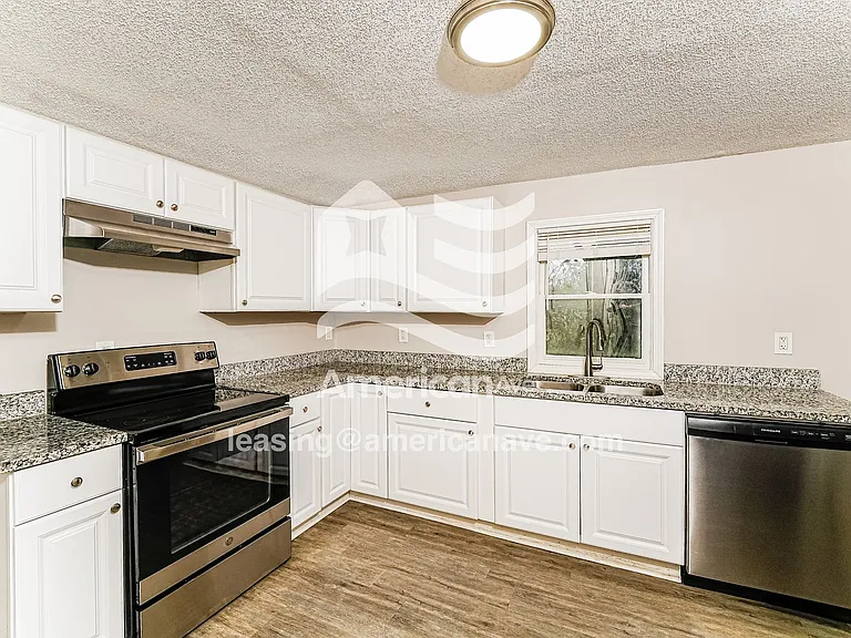1483911_006_kitchen_6.jpg