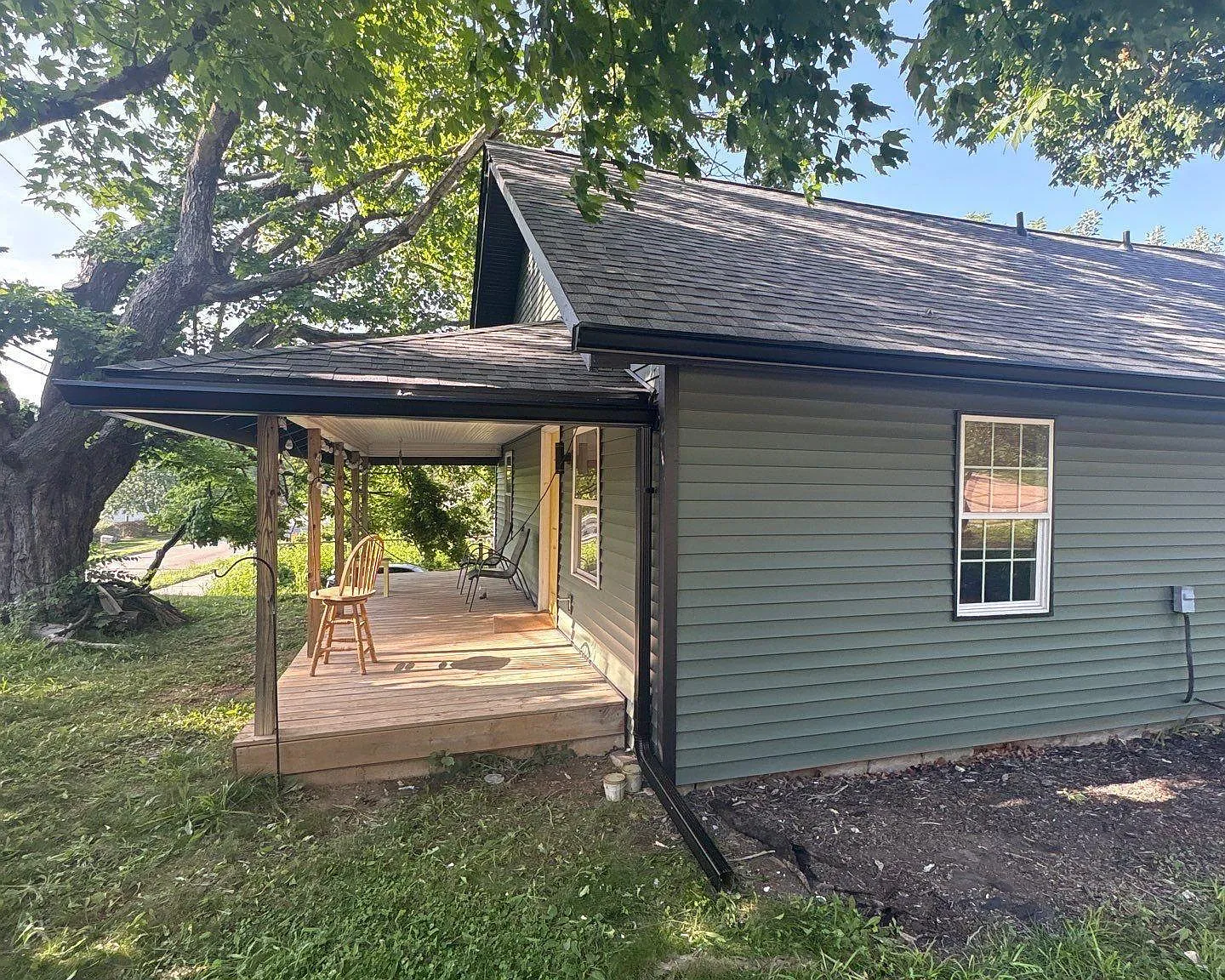 3 bed, 2.0 bath, 1008 sqft, $2,200 — Photo 4