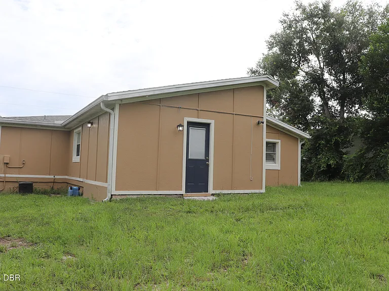 228 E Holly Dr — Photo 11