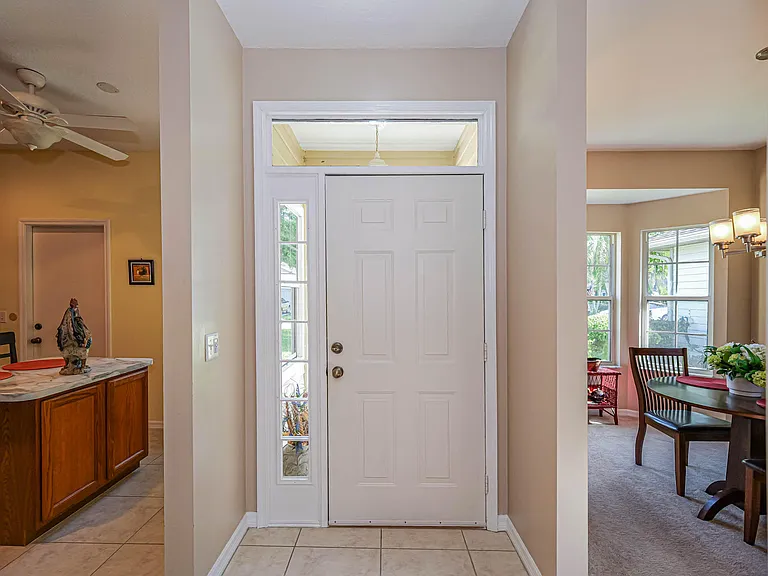 335 Hawthorne Ln — Photo 2