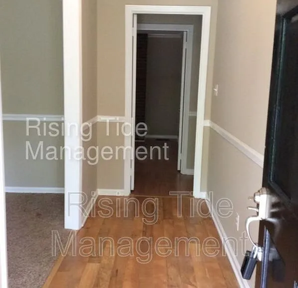 1928 Poplar Dr — Photo 9