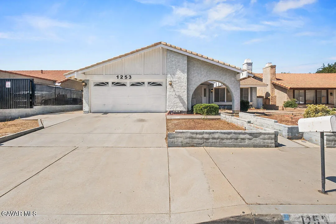 4 bed, 2.0 bath, 1813 sqft, $2,895 — Photo 1