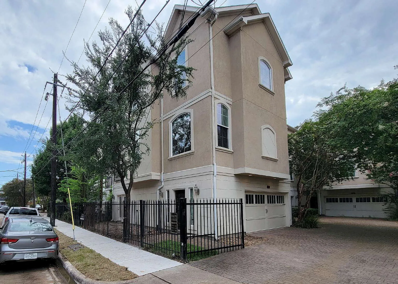 3 bed, 3.5 bath, 2280 sqft, $3,100 — Photo 2