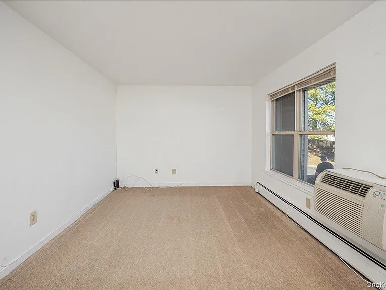 501 Maplewood Gdns — Photo 4
