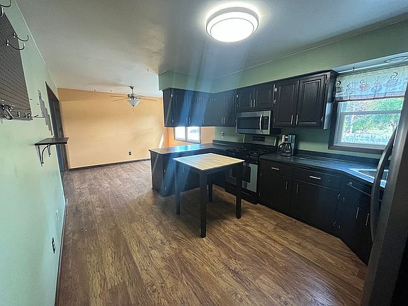 Beautiful kitchen w/appl 