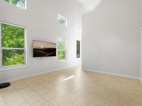 5th image of 2001 Faro Dr APT 28