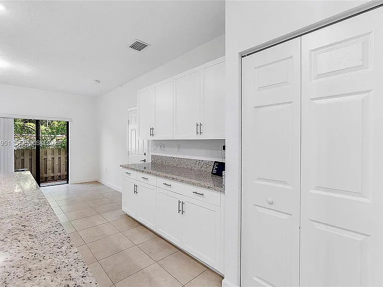 1541 SW 28th St #1541 — Photo 4