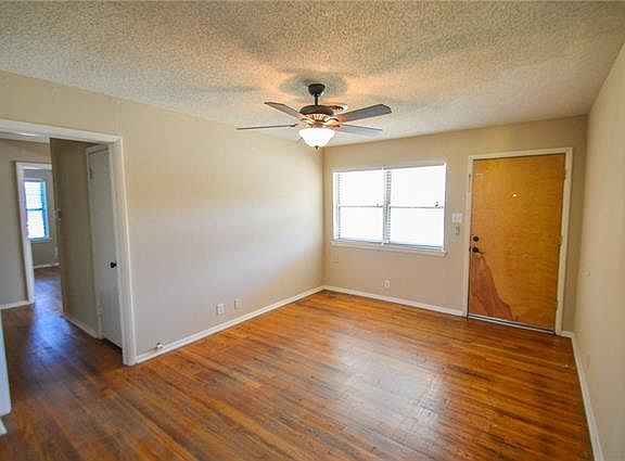 2nd image of 1305 Stratford Ln