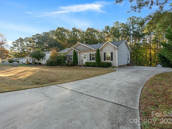 3rd image of 208 Brook Creek Dr