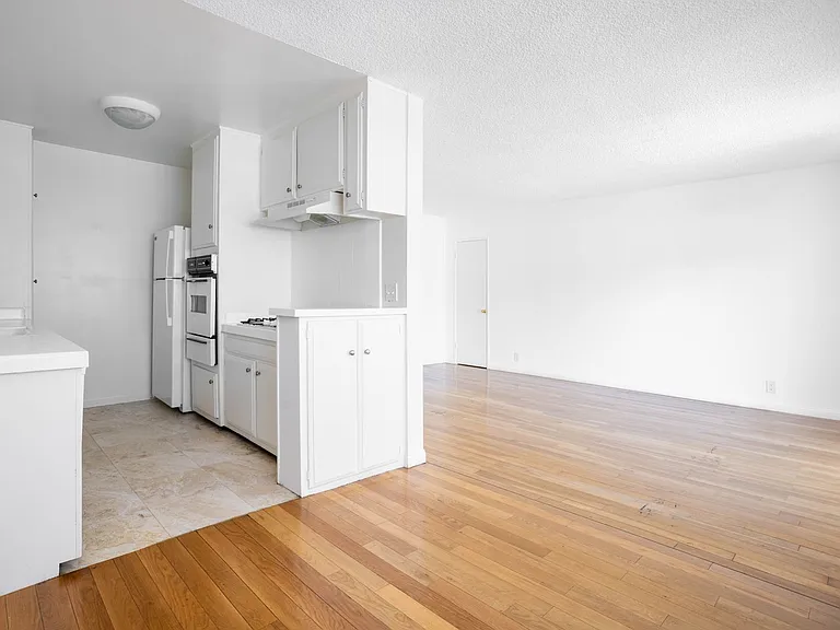 725 N Hayworth Ave — Photo 2