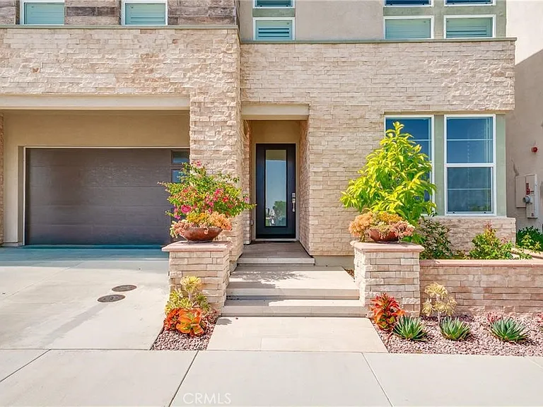 438 Sycamore Dr — Photo 3