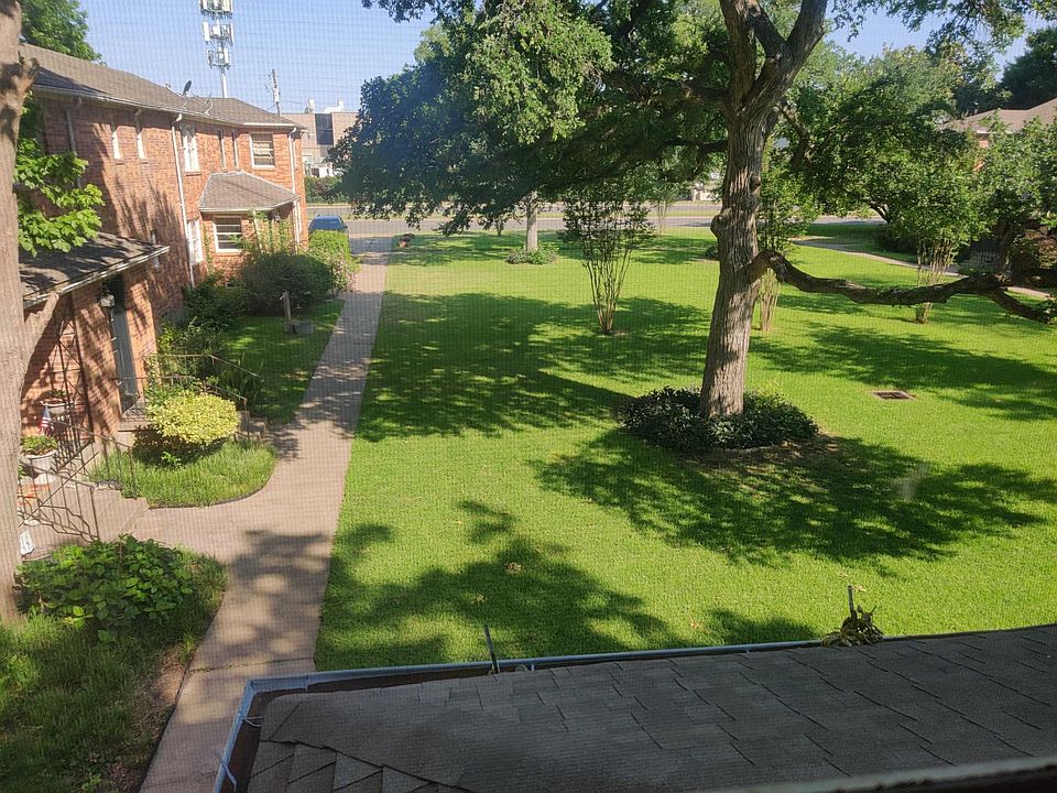 This downstairs apartment is located within Fairwood Apartments. This apartment community has lots of green space including mature trees between the buildings.