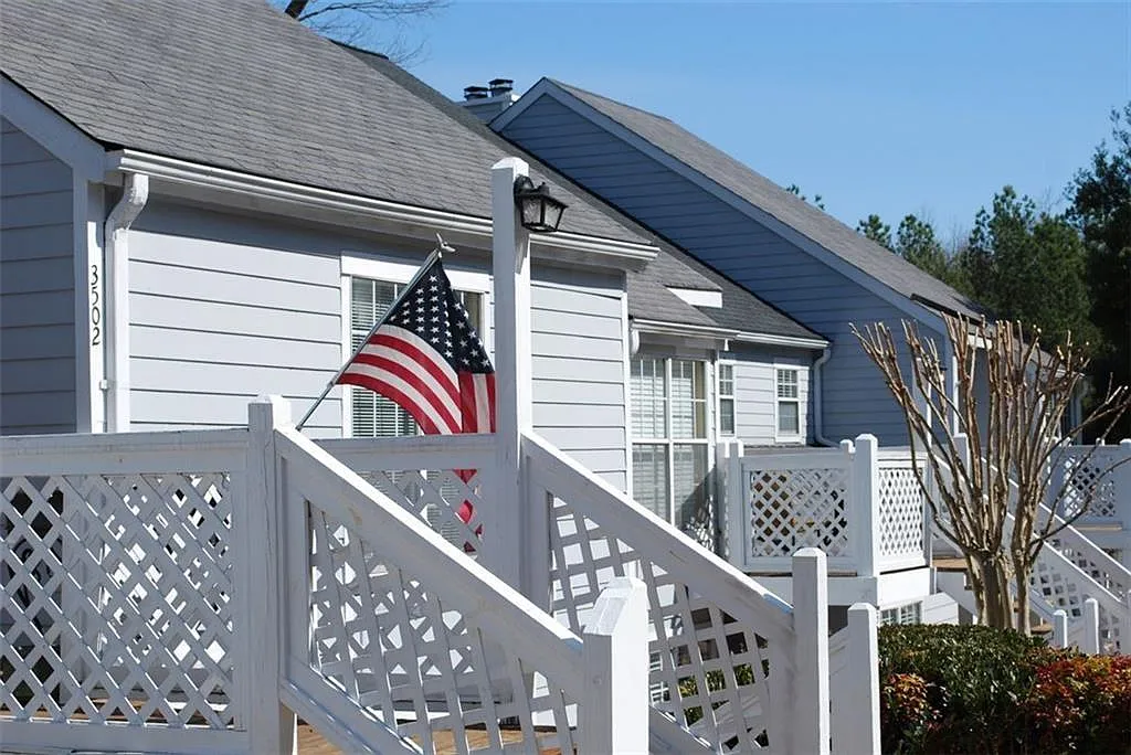 2 bed, 2.5 bath, 1392 sqft, $1,690 — Photo 3