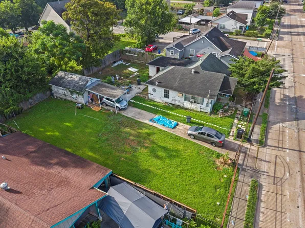 5604 Elysian St, Houston, TX 77009