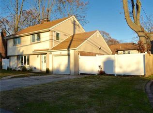 616 Powell Ln, Westbury, NY 11590