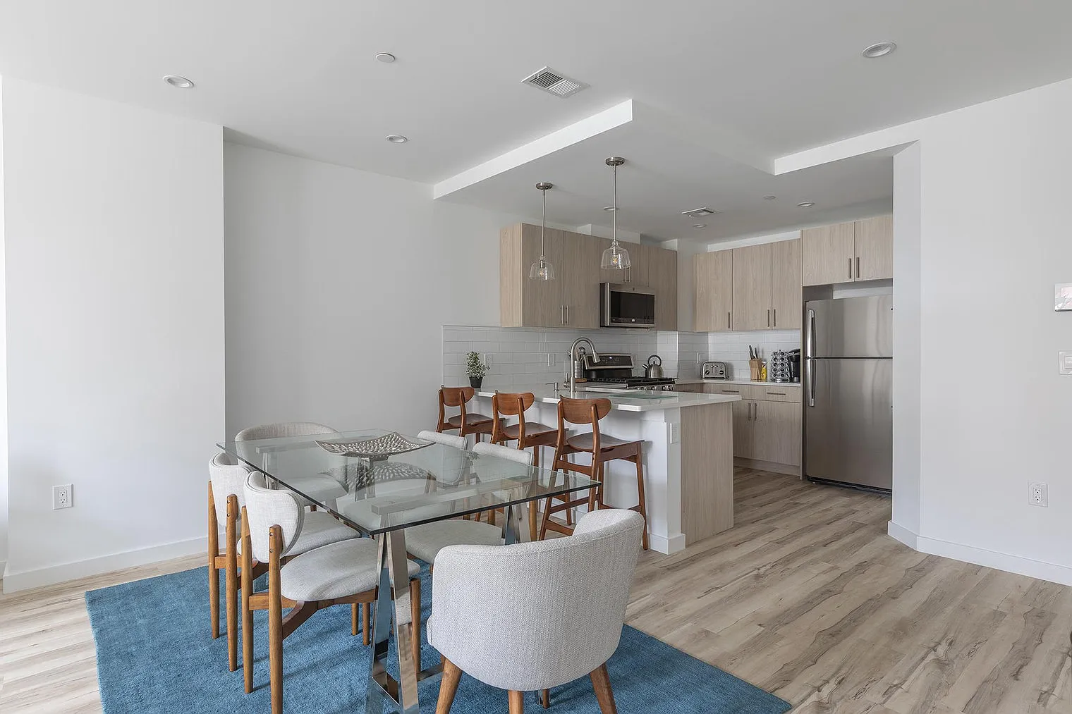 3 bed, 2.0 bath, 1302 sqft, $7,273 — Photo 4