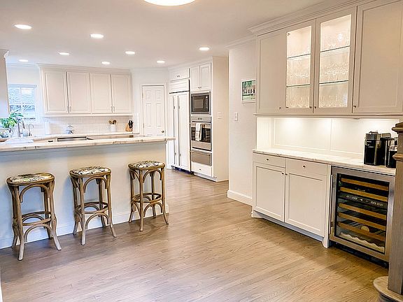 Kitchen & Bar