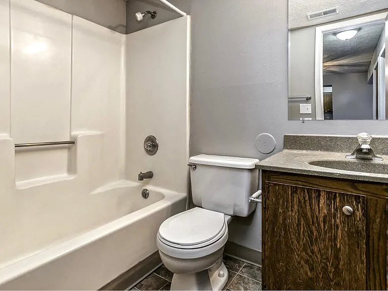 Howard Street Apartments — Photo 23