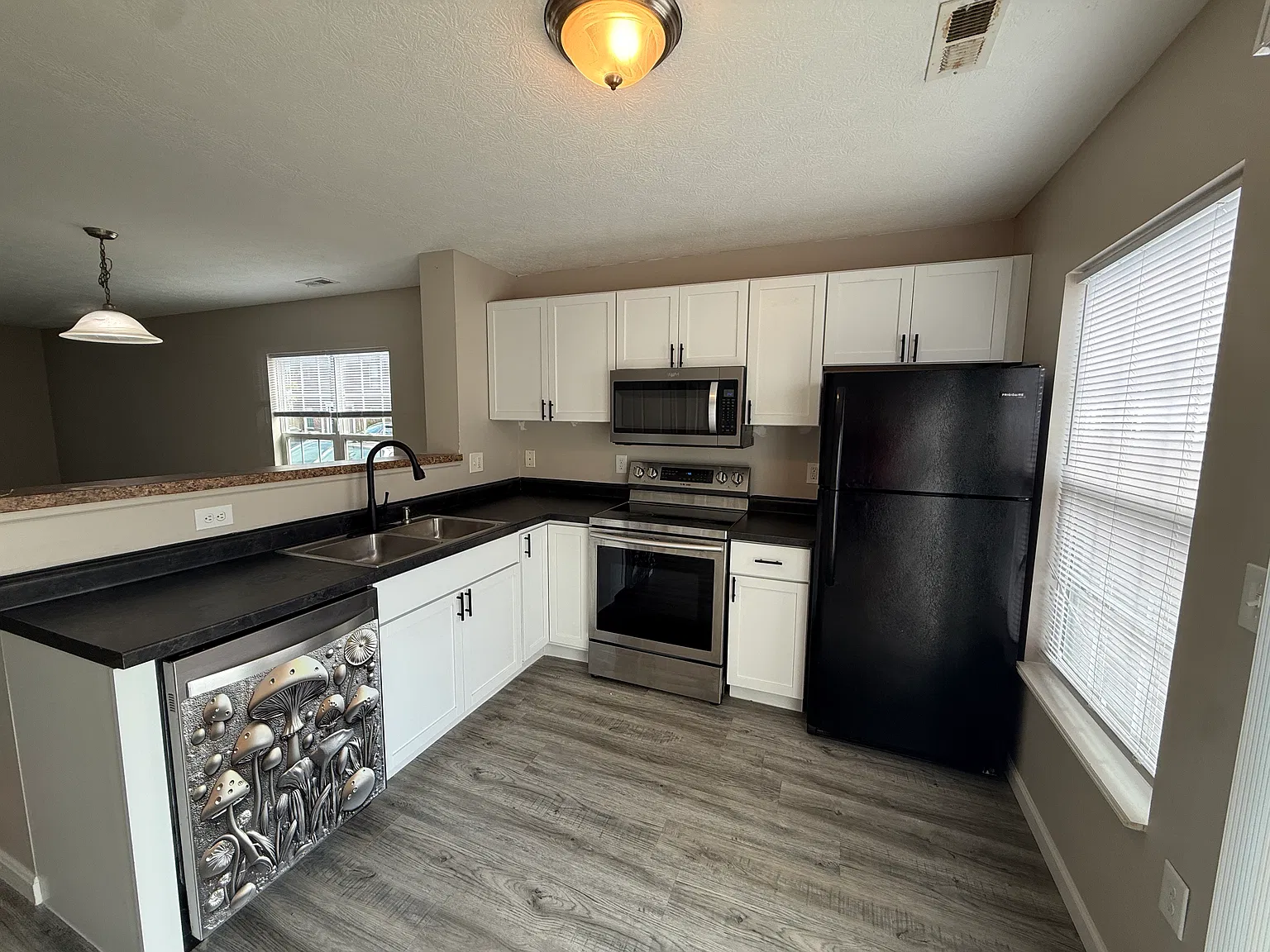 2 bed, 1.5 bath, 1056 sqft, $1,625 — Photo 3