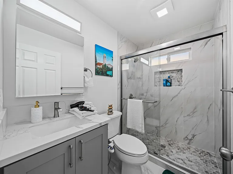 Simple and functional bathroom_perfect for a refreshing start or relaxing end to your day.