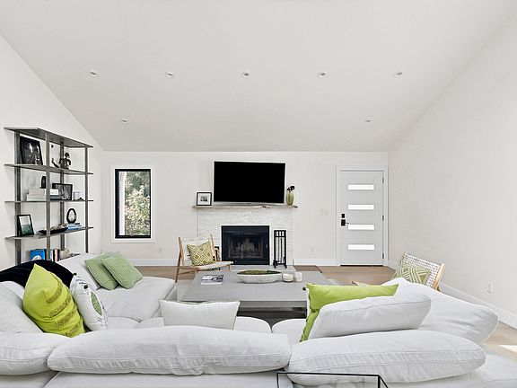 5th image of 11 Rowman Ct