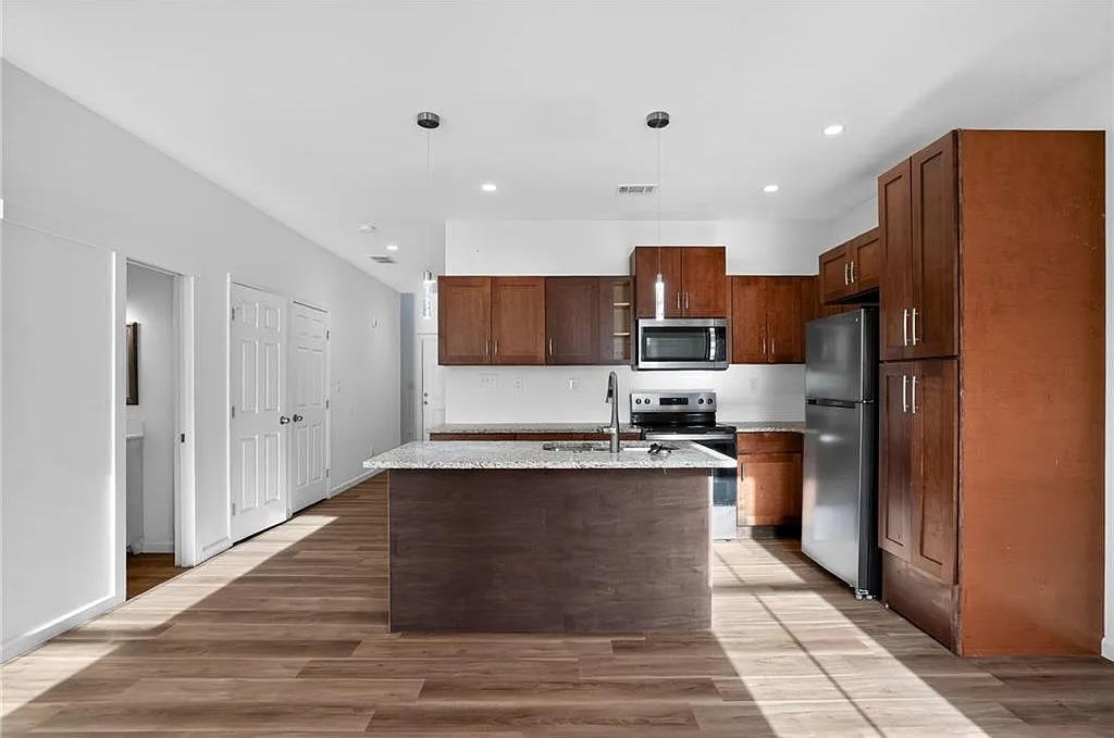 3 bed, 2.5 bath, 1426 sqft, $1,990 — Photo 3