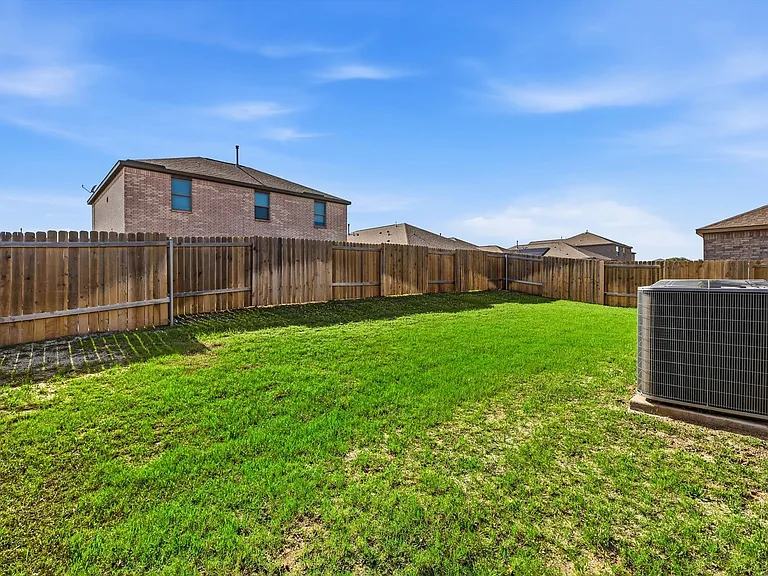 2105 Yarbrough Dr — Photo 38