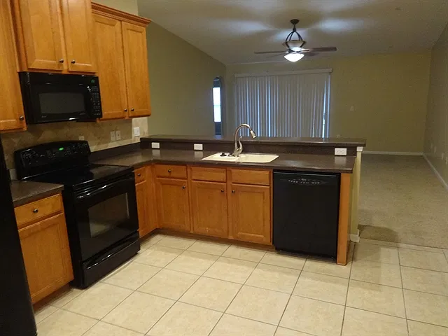 4 bed, 2.0 bath, 2006 sqft, $2,250 — Photo 3