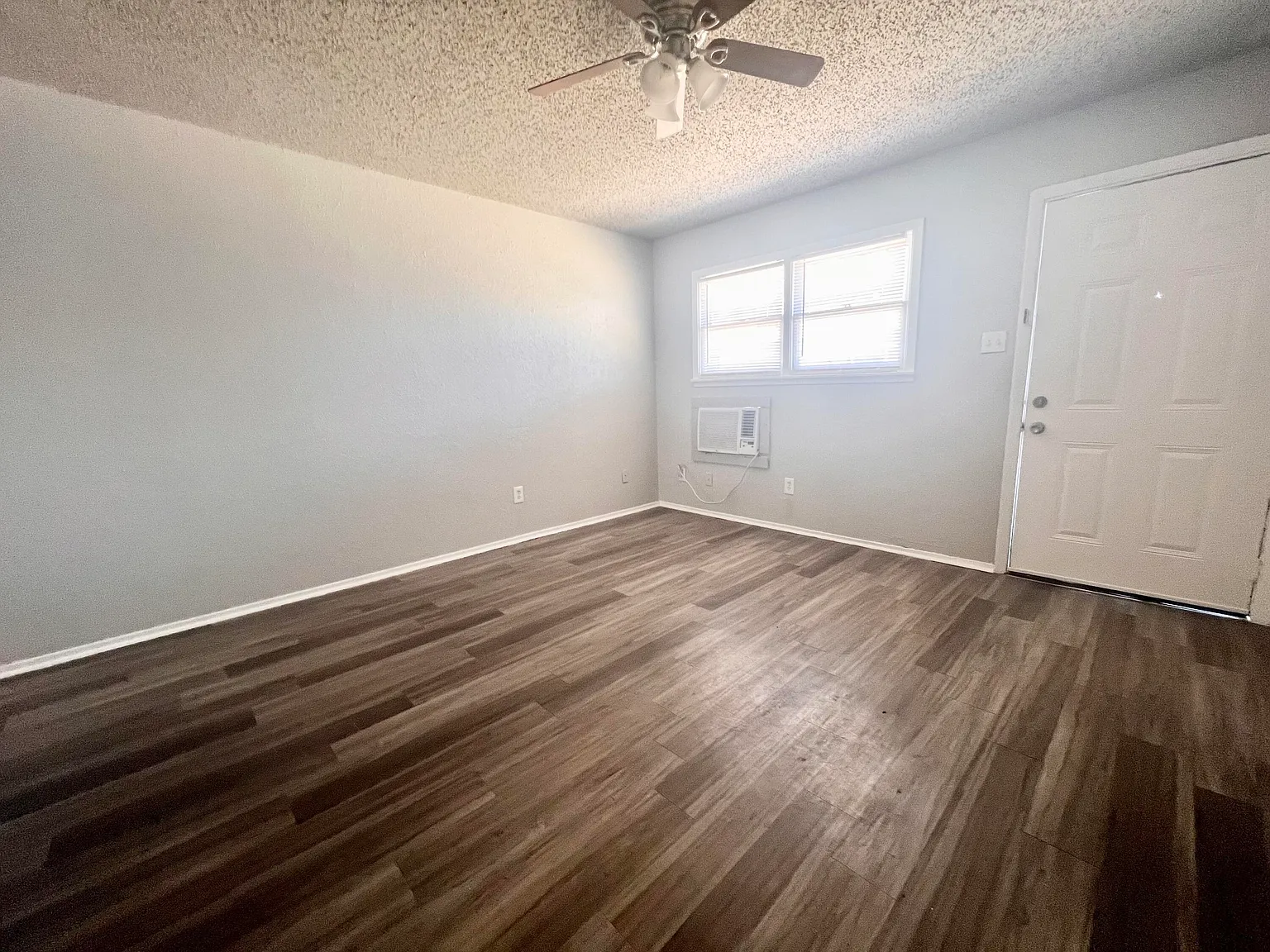2 bed, 1.0 bath, 1488 sqft, $725 — Photo 3