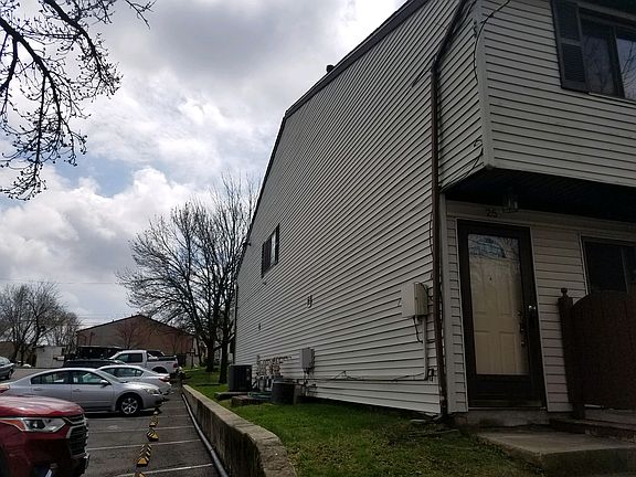 3rd image of 25 Lombard Ct