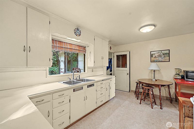 5th image of 7508 Woodland Avenue E