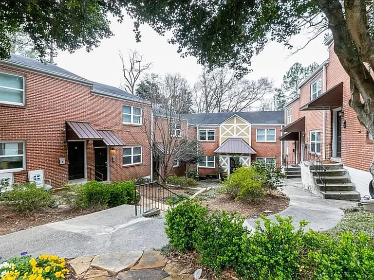 115 Rumson Rd courtyard