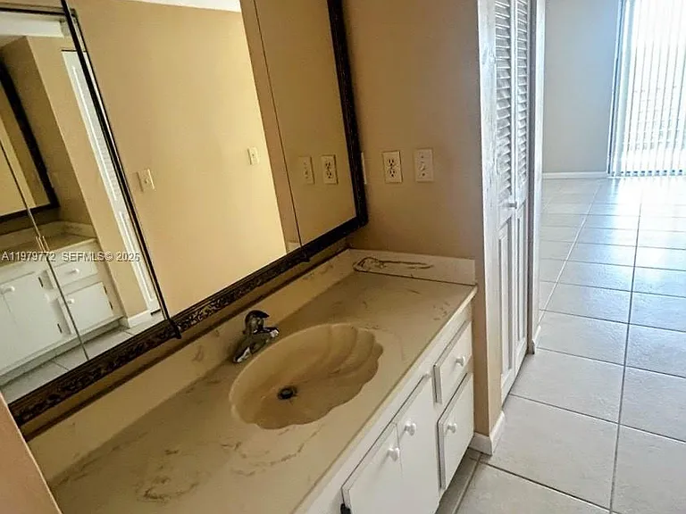 1200 Saint Charles Pl #606 — Photo 11