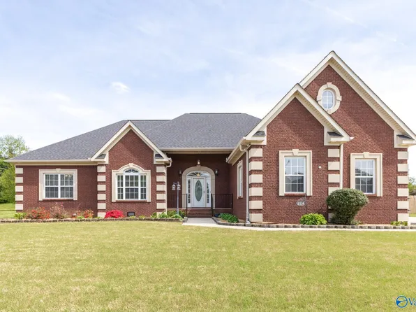 224 Twin Lakes Dr, New Market, AL 35761
