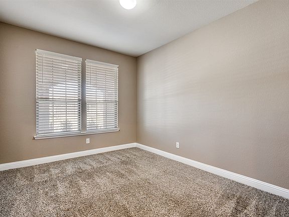 5th image of 410 Club House Dr