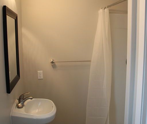 4th image of 135 Ames St