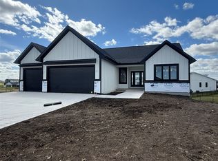 840 NW Sandy Hollow Cir, Waukee, IA 50263