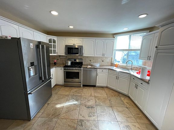 4th image of 276 Seguine Ave #1