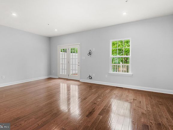 3rd image of 412 Arbor Blvd