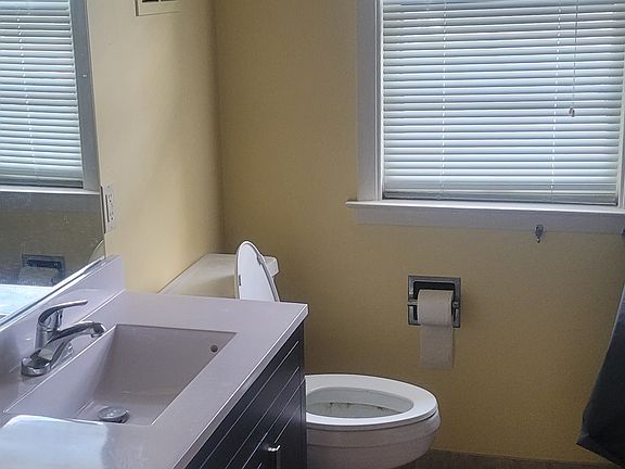 2nd image of 831 S 17th St APT 6